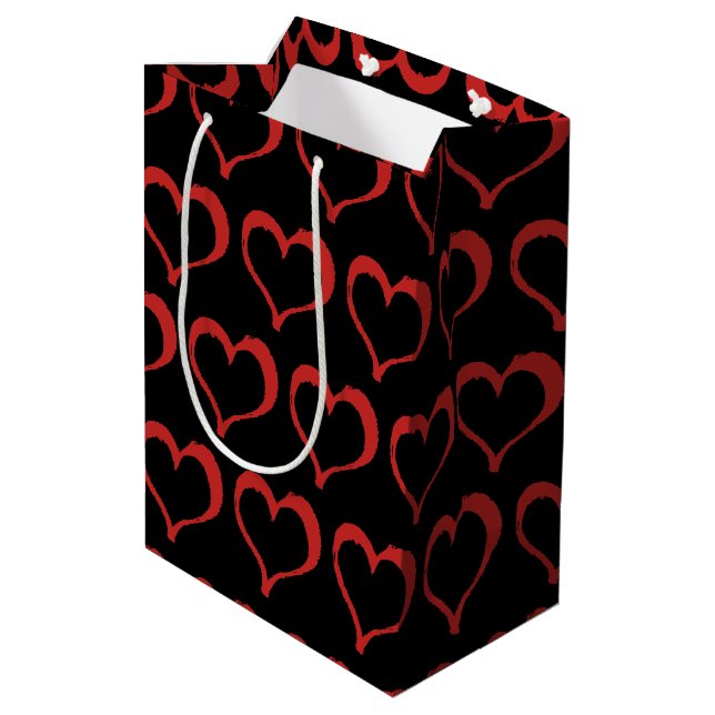 Rote Herzen auf schwarzem Liebe-Muster Mittlere Geschenktüte (Rückseite Schrägansicht)