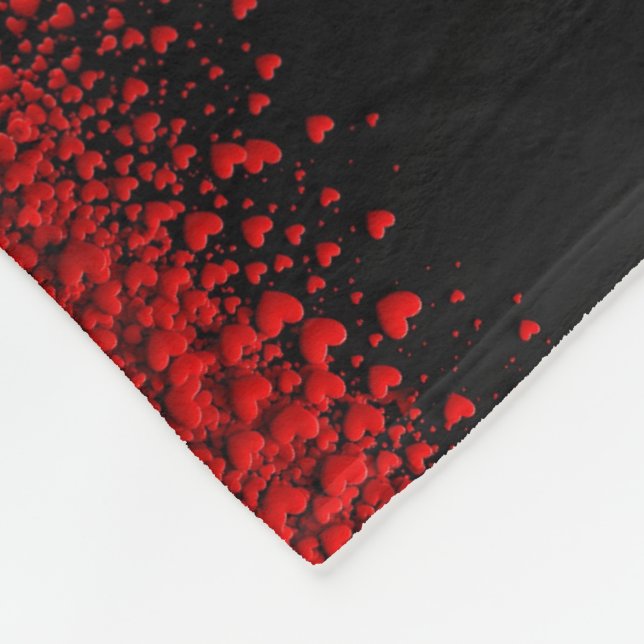 Rote Herzen auf schwarzer Serviette Fleecedecke (Ecke)