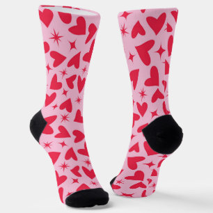 Rote Herzen mit Retro-Sternenexplosionen auf Rosa  Socken