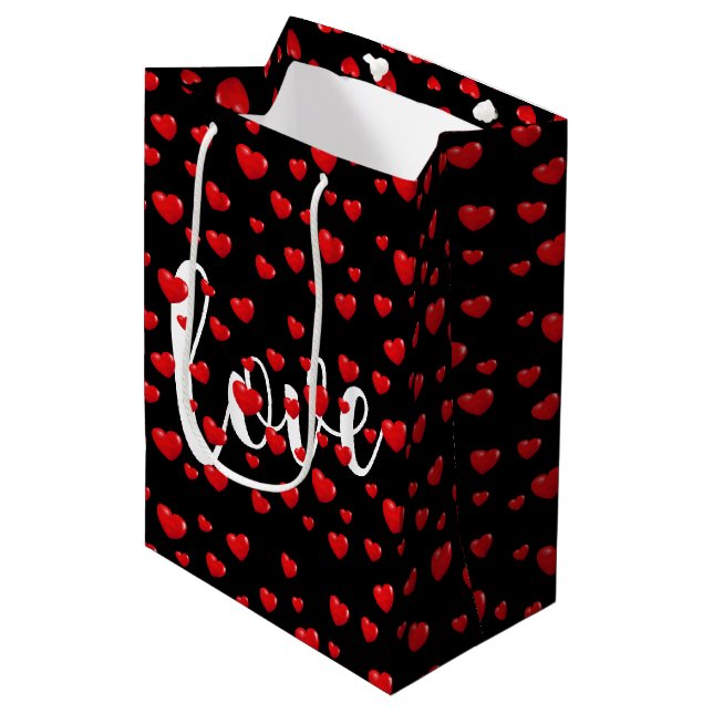 Rote Herzen und Liebe auf schwarz Mittlere Geschenktüte (Vorderseite Schrägansicht)
