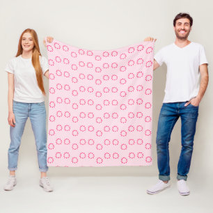 rote Herzkreise auf rosa Fleecedecke