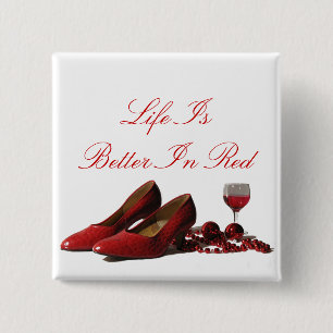 Rote High Heel Schuhe und Roter Wein Button