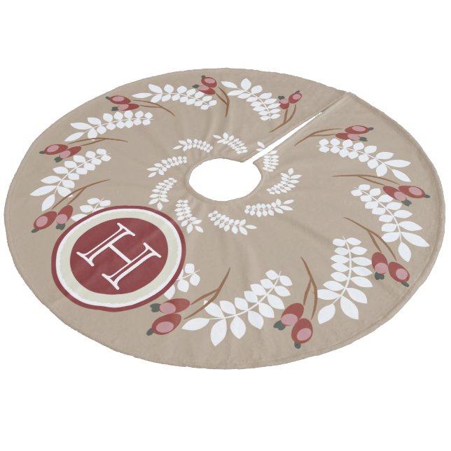 Rote Holiday Berries and White Fern Monogram Fleece Weihnachtsbaumdecke (Schrägansicht)