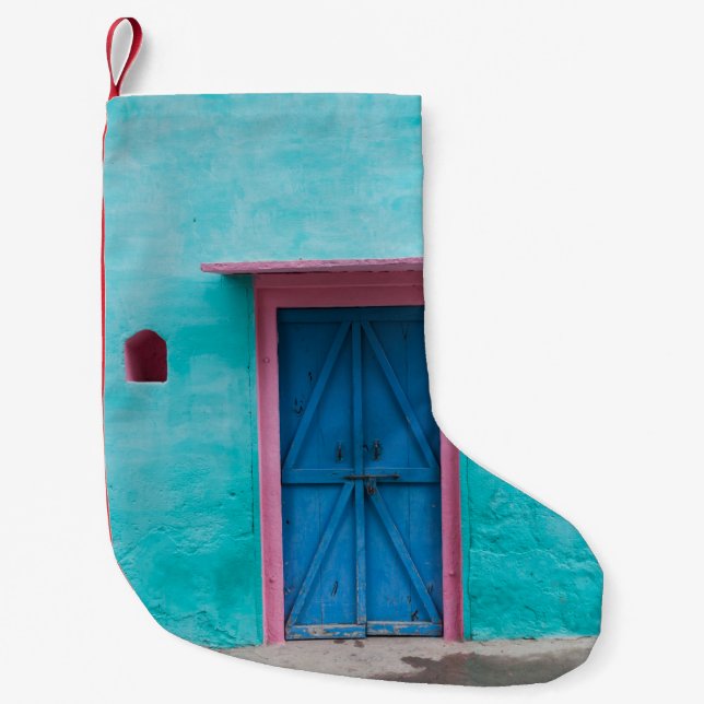ROTE HOLZTÜR AUF BLAUE KONKRETE WAND KLEINER WEIHNACHTSSTRUMPF (Vorderseite)