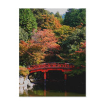 Rote Japanische Brücke im Herbst