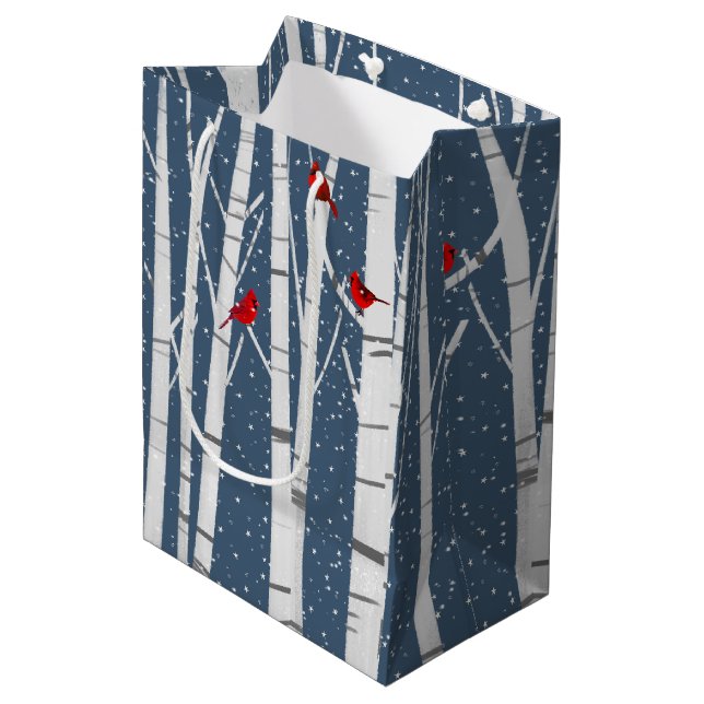 Rote Kardinäle in Birch Tree Mittlere Geschenktüte (Vorderseite Schrägansicht)