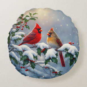 Rote Kardinäle und Stechpalme im Schnee Rundes Kissen