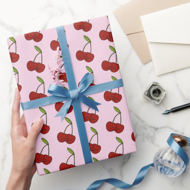 Rote Kawaii-Kirschen in Rosa Geschenkpapier (Schenken)