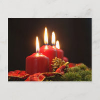 Rote Kerzen eines Adventskranzes mit Tannenzweigen