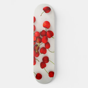 Rote Kirschen auf weißer Seite Skateboard