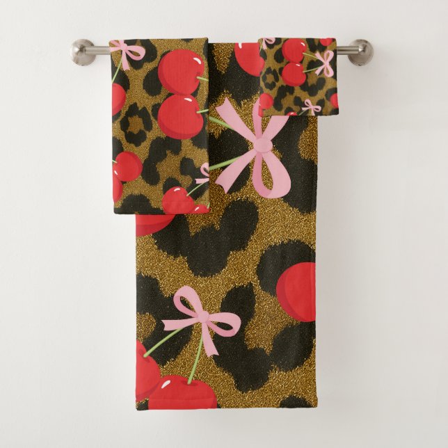Rote Kirschen mit rosa Bow Coquette Leopard Print Badhandtuch Set (Insitu)