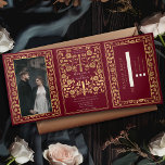 Rote Königliche Hochzeit des Mittelalters Dreifach Gefaltete Einladung<br><div class="desc">Mit dieser mittelalterlichen Fantasie dreifacher Einladung verkünden Sie Ihre Hochzeit im Stil! Dieses einladende Hotel mit einem majestätischen Goldschwert und Blumen, mit einem besonderen Foto des Ehepaares vor einem roten Hintergrund - die perfekte Mischung aus Romantik und Abenteuer. HINWEIS: Dieses Design enthält KEINE reale Folie. Das Platzhalterbild wurde von Unsplash...</div>