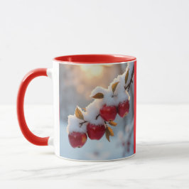 Rote, köstliche Äpfel mit Schnee Tasse