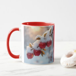 Rote, köstliche Äpfel mit Schnee Tasse
