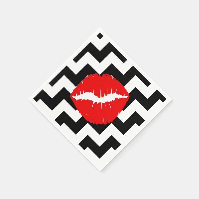 Rote Lippen auf schwarzen und weißen Zigzag Serviette (Ecke)