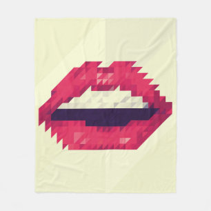 Rote Lippen aus kleinen Dreiecken, pixelship,pi Fleecedecke