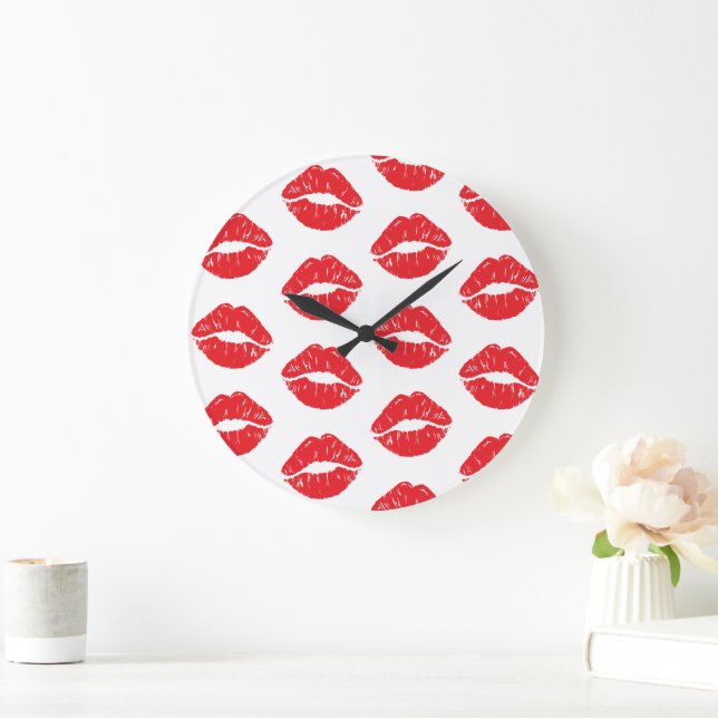 Rote Lippen, roter Lippenstift, Kuss, Lippenmuster Große Wanduhr (Zuhause)
