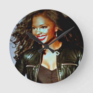 "Rote Lippen und Leder" durch Lanisha Cole Runde Wanduhr