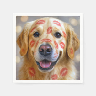 Rote Lippenstiftküsse auf einem Golden Retriever Serviette