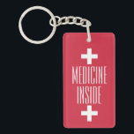 Rote Medizin-medizinisches Symbol scherzt Schlüsselanhänger<br><div class="desc">Rote Medizin innerhalb der medizinisches Symbol-Schlüsselkette. Befestigung zur Medizinausrüstungs-,  -geldbeutel- oder -Hilfetasche,  zum andere zu alarmieren,  dass Medizin nach innen ist. Heller roter Hintergrund mit medizinischen Hilfesymbolen auf beiden Seiten.</div>