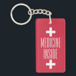 Rote Medizin-medizinisches Symbol scherzt Schlüsselanhänger<br><div class="desc">Rote Medizin innerhalb der medizinisches Symbol-Schlüsselkette. Befestigung zur Medizinausrüstungs-,  -geldbeutel- oder -Hilfetasche,  zum andere zu alarmieren,  dass Medizin nach innen ist. Heller roter Hintergrund mit medizinischen Hilfesymbolen auf beiden Seiten.</div>
