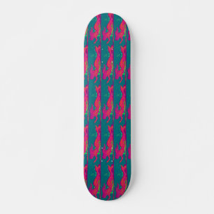 rote Meerjungfrauen auf grünem Skateboard