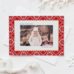 Rote Messe Isle Winter Strick Pattern Foto Weihnac Folien Feiertagspostkarte<br><div class="desc">Versenden Sie herzliche Urlaubswünsche in einem gemütlichen, festlichen Design mit dieser vergoldeten Weihnachtskarte, die einen charmanten Strick der Messe Isle bietet. Das aufwändige Design erinnert an das behagliche Gefühl von Winterwärme und Urlaubsjubiläum. Diese individuell gestaltbare Weihnachtspostkarte bietet einen festlichen Hintergrund für Ihr persönliches Foto. Passen Sie Ihre Foto- und Urlaubsnachricht...</div>
