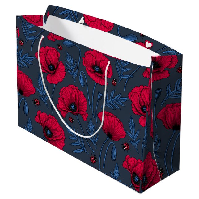 Rote Mohn und Ladybugs auf dunkelblau Große Geschenktüte (Rückseite Schrägansicht)