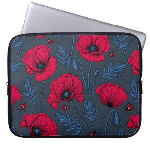 Rote Mohn und Ladybugs auf dunkelblau Laptopschutzhülle