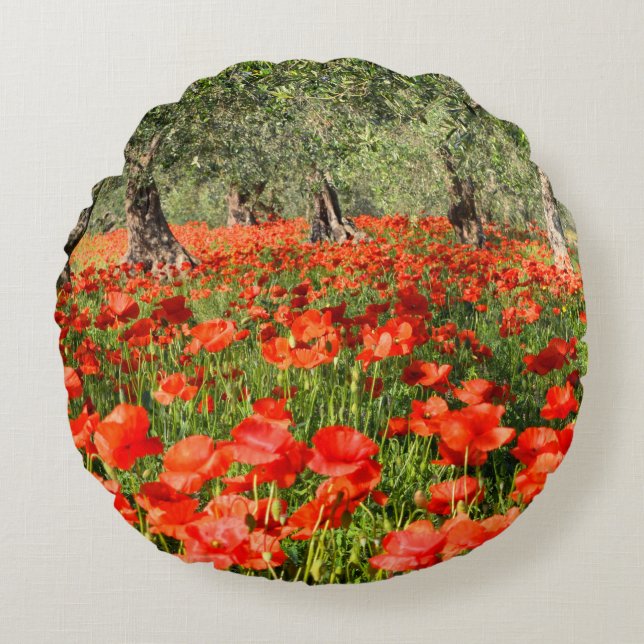 Rote Mohnblumen-Blumen unter alten Olivenbäumen Rundes Kissen (Vorderseite)