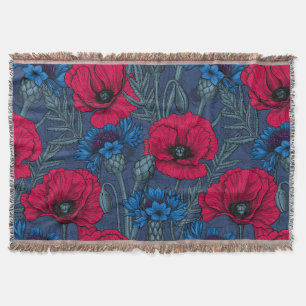 Rote Mohnblumen und blaue Maisblumen auf blau Decke