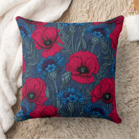 Rote Mohnblumen und blaue Maisblumen auf blau