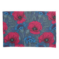 Rote Mohnblumen und blaue Maisblumen auf blau
