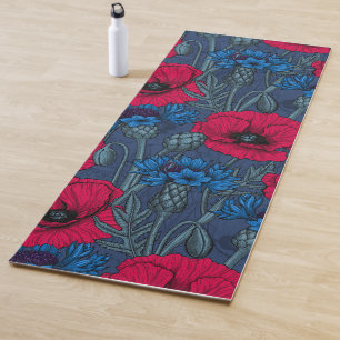 Rote Mohnblumen und blaue Maisblumen auf blau Yogamatte