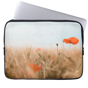 Rote Mohnblumen und Goldgerste Laptopschutzhülle