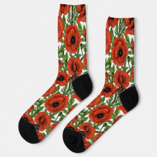 Rote Mohnblüten und Garne, grüne Blätter auf Weiß Socken