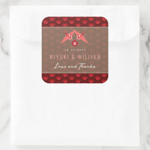 Rote Origami-Papierkraniche und Muschelrand Asiati Quadratischer Aufkleber