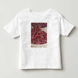 Rote Paprika auf dem lokalen Gemüsemarkt Kleinkind T-shirt