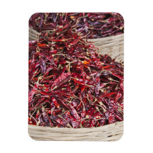 Rote Paprikaschoten auf dem lokalen Markt für Erz Magnet