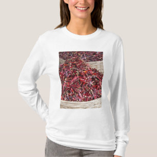 Rote Paprikaschoten auf dem lokalen Markt für Erze T-Shirt