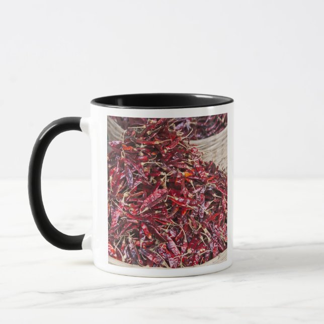Rote Paprikaschoten auf dem lokalen Markt für Erze Tasse (Links)