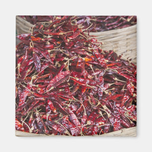 Rote Paprikaschoten auf dem Markt für lokale Erzeu Magnet