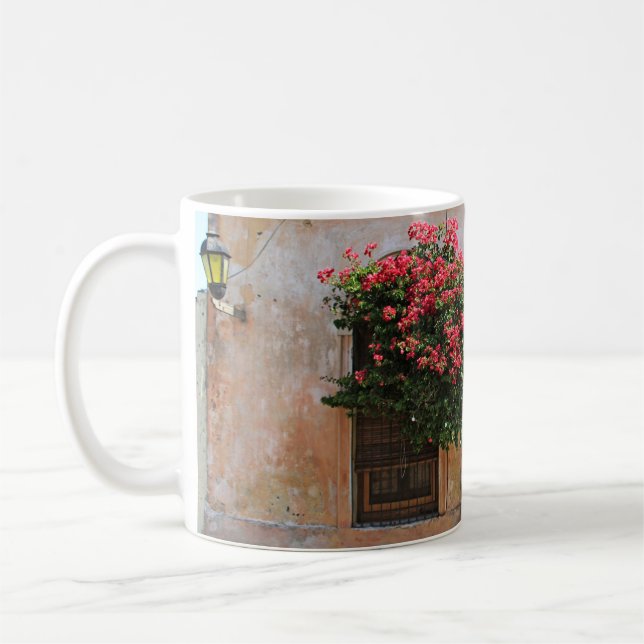 ROTE PETAL-BLUME AUF KONKRETER WAND KAFFEETASSE (Links)