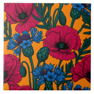 Rote Pfeffer und blaue Kornblumen auf Orange Fliese