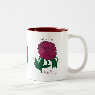 Rote Pfingstrose nehmen einen tiefen Atem Zweifarbige Tasse