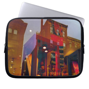 Rote Reflexionen auf den Straßen Philadelphias Laptopschutzhülle