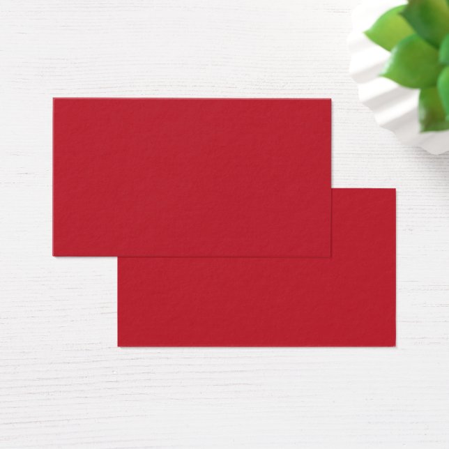Rote, rosa und orangefarbene Kleidung hängen neben (Schreibtisch)