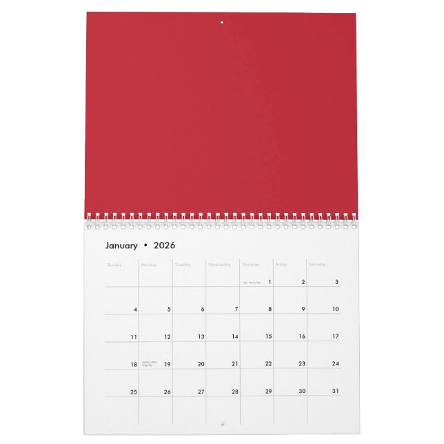 Rote, rosa und orangefarbene Kleidung hängen neben Kalender (Jan 2026)