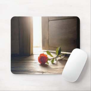 Rote Rose auf dem Boden im Sonnenschein Mousepad