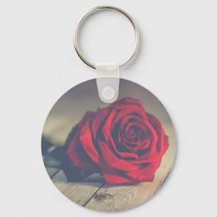 Rote Rose auf Holzböden Kunstdrucken Schlüsselanhänger
